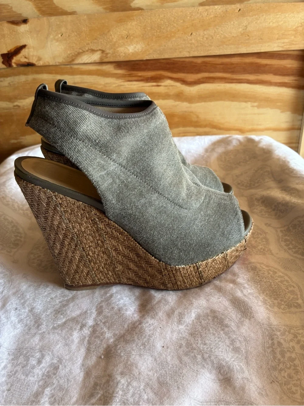 Stuart Weitzman Olive Fabric Peep-Toe Wedge Sandals Size 8 - Picture 3 of 7